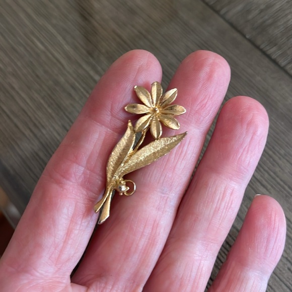 Vintage Textured Daisy Pin - Picture 7 of 14